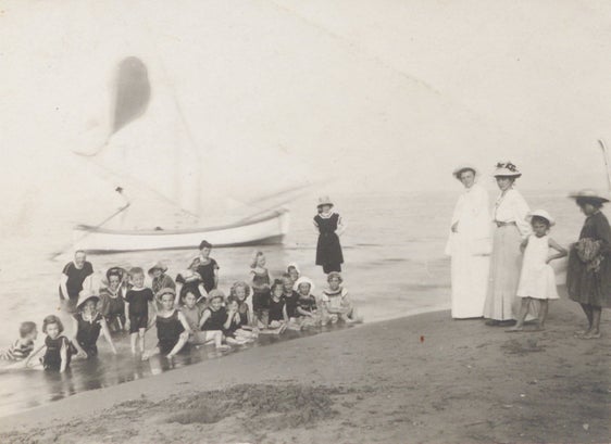 Bambini di una colonia estiva con le animatrici mentre fanno il bagno a Riccione intorno al 1900, Archivio Provinciale dell’Alto Adige, Archivio familiare e d’affari Settari, Bolzano-Dreikirchen, 21/7