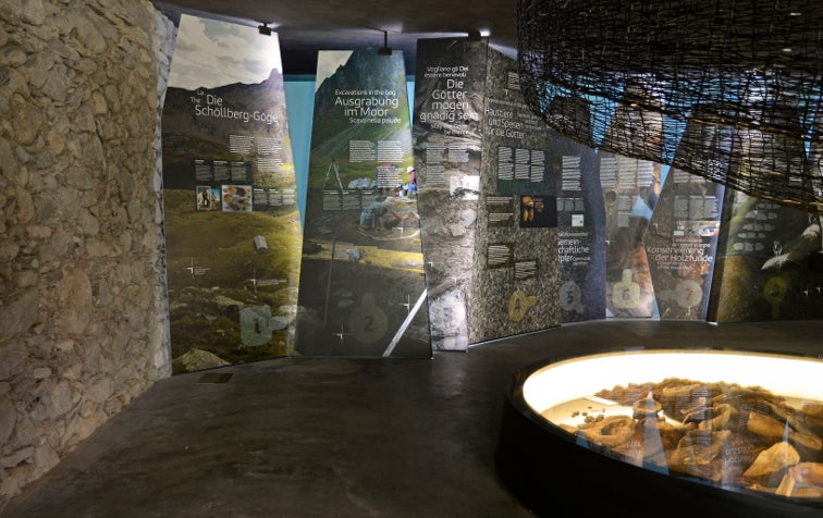 Steinhaus / Kornkasten - Schaufeln für die Götter