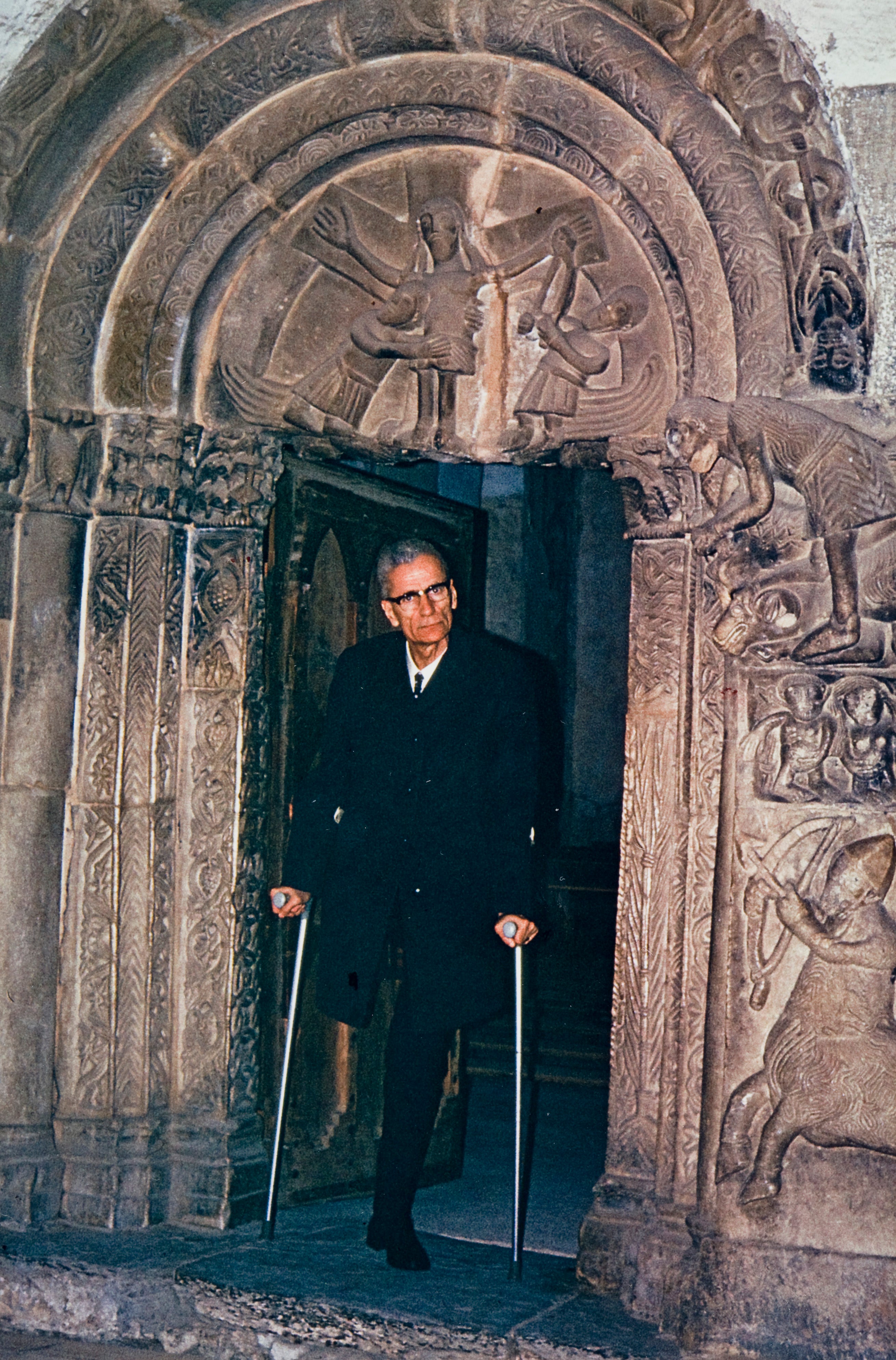 Il governatore Silvius Magnago a Castel Tirolo dopo il passaggio di proprietà del castello dallo Stato alla Provincia di Bolzano, 1973 (Collezione Silvius Magnago, n. 427)