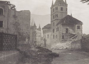 Archivio fotografico 'Danni da bombardamento a Bolzano', la commenda Weggenstein danneggiata nel 1944