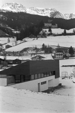 In den 1960er und vor allem 1970er Jahren wurden in ländlichen Gebieten vermehrt Sportanlagen errichtet, hier etwa das Gebäude des 1970 gegründeten Sportclub Sarntal auf einer Aufnahme vom Dezember 1977 (Landesverband für Sport)