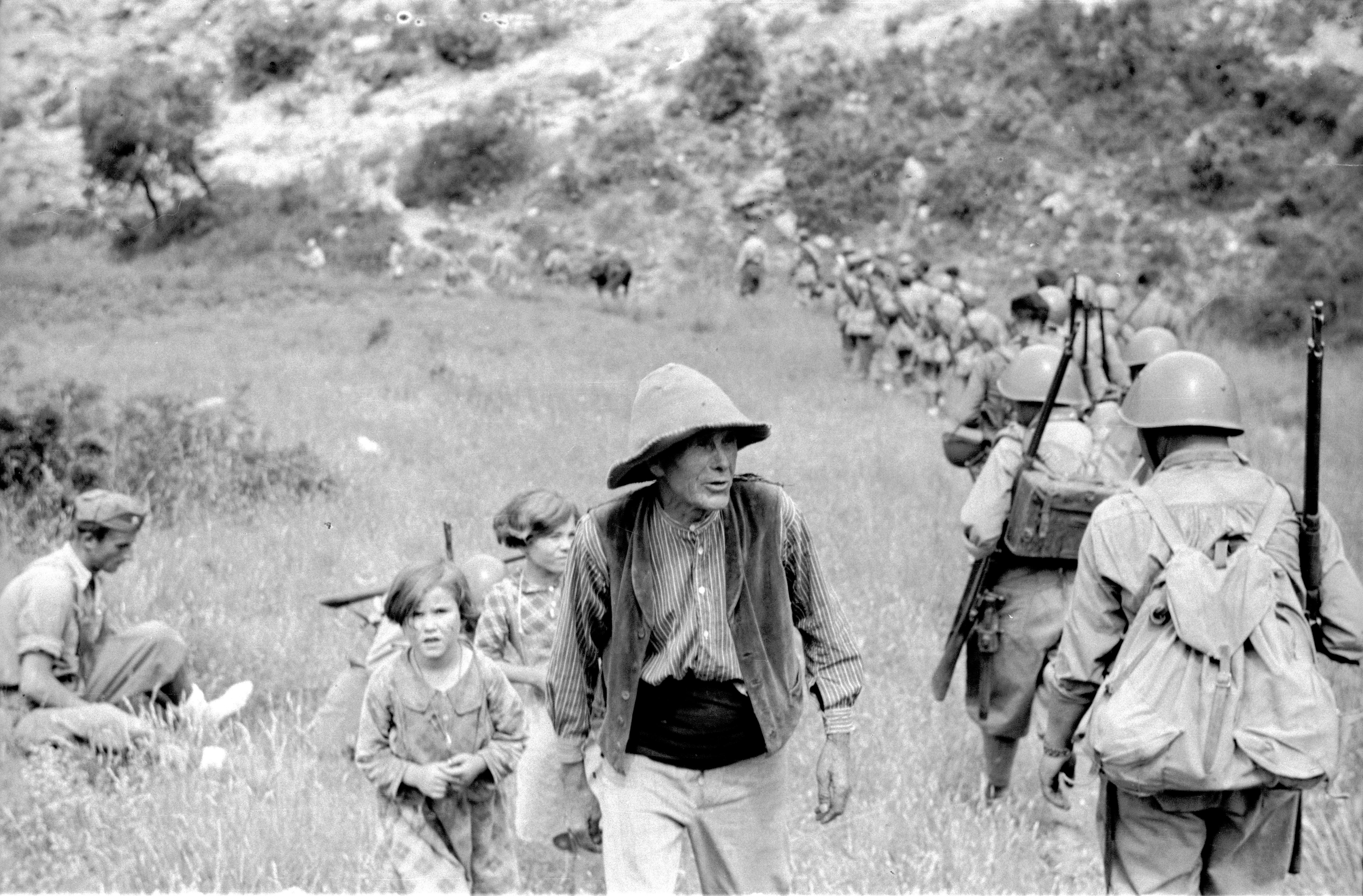 Eine italienische Marschkolonne trifft auf einen Bauern und zwei Kinder