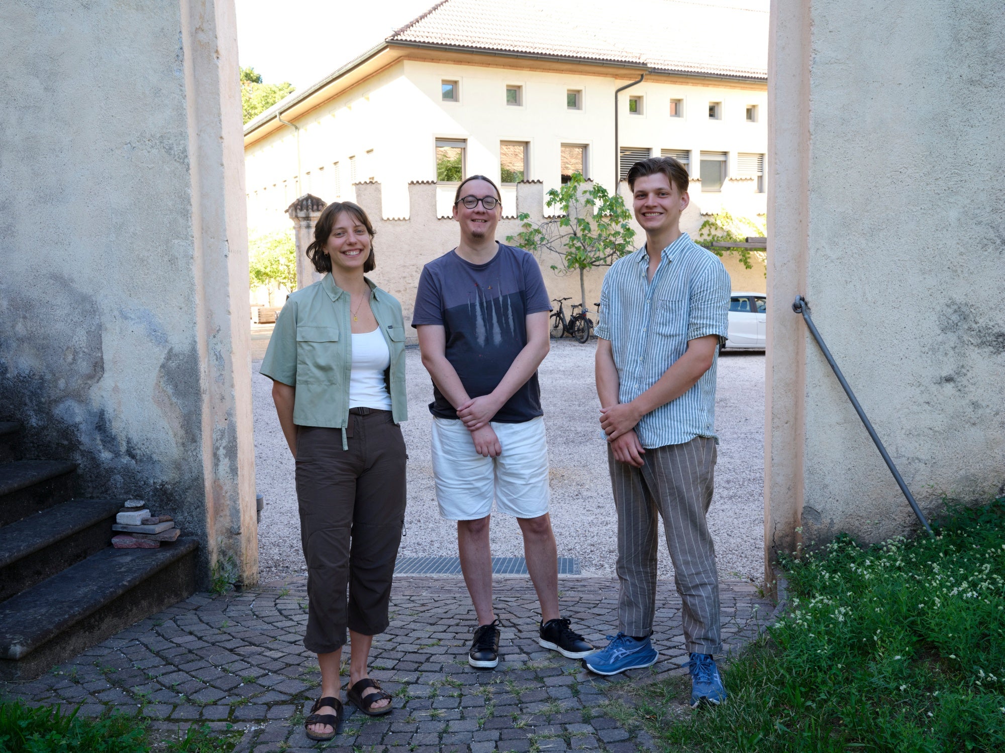 Absolvierten 2026 ein Sommerpraktikum am Südtiroler Landesarchiv (v.l.): Lucia Villotti, Jannis Cassar Franceschini, Jonas Radeloff (Foto: Alessandro Campaner, Landesarchiv).  