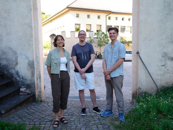 Absolvierten 2026 ein Sommerpraktikum am Südtiroler Landesarchiv (v.l.): Lucia Villotti, Jannis Cassar Franceschini, Jonas Radeloff (Foto: Alessandro Campaner, Landesarchiv).  