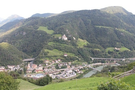 Einst wie heute ein wichtiges Wegekreuz: Blick auf Waidbruck im Unteren Eisacktal. Foto: Oswald Bauer, 2014