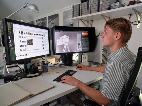 Jonas Radeloff, Praktikant am Südtiroler Landesarchiv im Sommer 2026, bei der Arbeit in der Bildstelle (Foto: Alessandro Campaner, Landesarchiv)