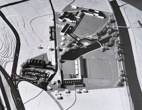 Architekt Othmar Barth wurde in den 1970er Jahren mit der Planung zweier Sportzonen in Brixen betraut. Modell der Sportzone Brixen Süd, 1974 (Archiv Othmar Barth, Nr. 1356)