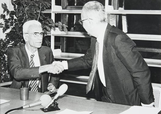 Unterzeichnung des Vertrages über den Archivalientransfer zwischen Silvius Magnago und Lucio Lume am 24. September 1986. (SLA, Fotosammlung Presseamt, Nr. 4080)