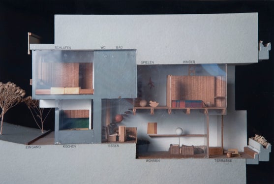 Modell einer Maisonettwohnung, in der Wohn- und Schlafbereich auf verschiedenen Ebenen liegen (Archiv Othmar Barth, Nr. 1395/27)