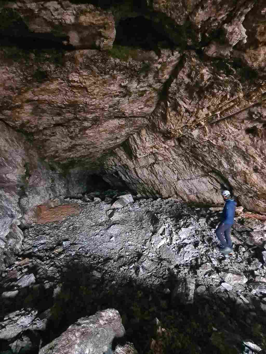 Am Eingang zur neu entdeckten Bärenhöhle im Gadertal (Foto: Christian Terzer)