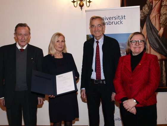 (von links) Marjan Cescutti von der Stiftung Südtiroler Sparkasse, Forschungspreisträgerin Elisabeth Dietrich-Daum, Rektor Tilmann Märk, Vizerektorin Ulrike Tanzer (Foto: Hubert Daum, privat)