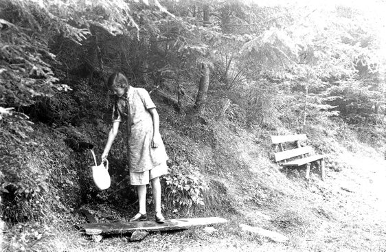 Poco più della metà dell’acqua potabile in Alto Adige proviene da sorgenti, mentre il resto è estratto da pozzi profondi. (Immagine: una ragazza presso un sorgente, secondo quarto del XX secolo). ApBz, archivio fotogr. Planinschek