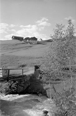 Una foto del maso Oberkantiol presso Funes nel 1940. È maso avito dal 1984, Archivio fotografico Mario und Benjamin Geat, n. 1154.