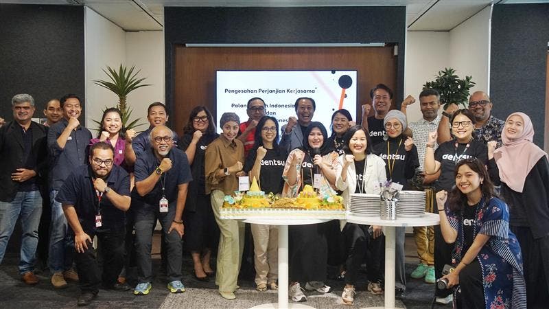 Group of people from Palang Merah Indonesia and dentsu Indonesia celebrating their partnership