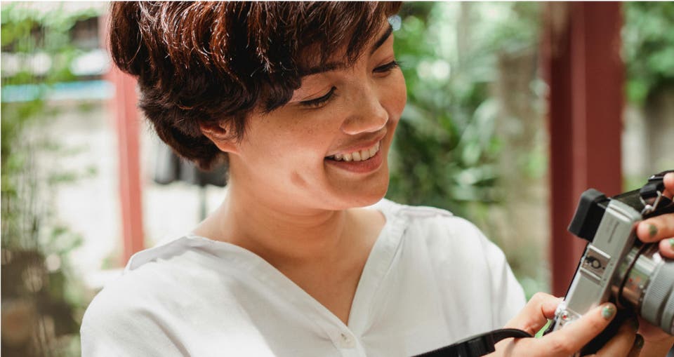 Image: Contented Free Spirit, image of a woman in HK embodying the dentsuHER archetype, exuding satisfaction and carefree demeanor.