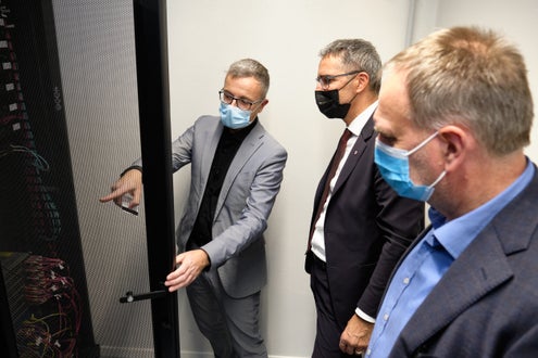 Führung durch das Data Center während der Eröffnung (von links): Roberto Fabbri SIAG, LH Arno Kompatscher, Josef Hofer Abt. Informatik (Foto: Oliver Oppitz)