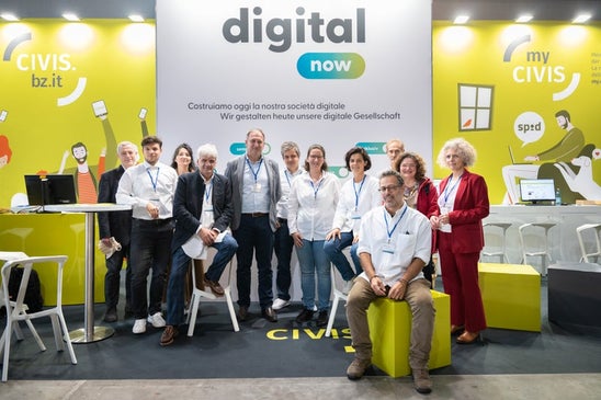 Das Messeteam mit den Direktoren Stefan Gasslitter (Siag) und Josef Hofer (Abt. Informationstechnik) mit den digitalen Experten des PNRR