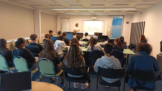Schülerinnen und Schüler des Pascoli-Gymnasiums während der Vorstellung der Tätigkeiten und eines Projekts des Center of Competence GIS