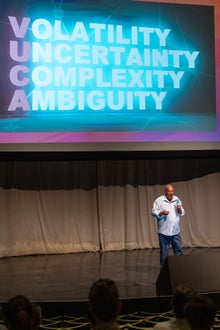 Der Keynote-Speaker Manfred Schweigkofler erklärt das Konzept "VUCA"