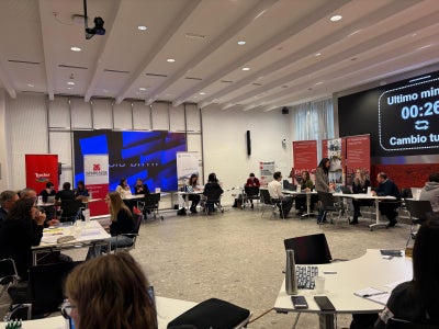 Simulierte Bewerbungsgespräche zwischen Schülerinnen und Schülern der Wirtschaftsfachoberschule Cesare Battisti und Vertreterinnen und Vertretern Südtiroler Unternehmen im Rahmen der Veranstaltung „Speed Date“ in Bozen.