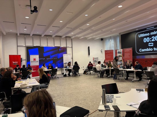 Simulierte Bewerbungsgespräche zwischen Schülerinnen und Schülern der Wirtschaftsfachoberschule Cesare Battisti und Vertreterinnen und Vertretern Südtiroler Unternehmen im Rahmen der Veranstaltung „Speed Date“ in Bozen.