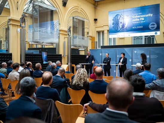 Josef Hofer (von links), Direktor der Abteilung Informatik und Generaldirektor Alexander Steiner und Moderatorin Susanna Salvaterra, Direktorin des Amts für Öffentlichkeitsarbeit, sprachen über Cybersecurity. (Foto: LPA/Ursula Pirchstaller)