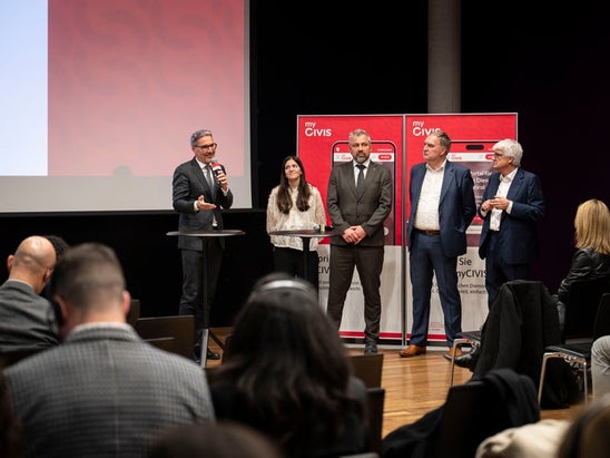 "Uns ist bewusst, dass der digitale Wandel für viele eine Umstellung bedeutet. Deshalb investieren wir parallel in die Digipoints vor Ort in den Gemeinden", betonte Landeshauptmann Arno Kompatscher (im Bild von links), bei der Vorstellung des neuen Portals durch Francesca Visconti vom Team Leitprojekt Simply Digital, Generaldirektor Alexander Steiner, Josef T. Hofer, dem Direktor der Agentur für ein digitales Südtirol und SIAG-Generaldirektor Stefan Gasslitter. (Foto: LPA/Fabio Brucculeri)