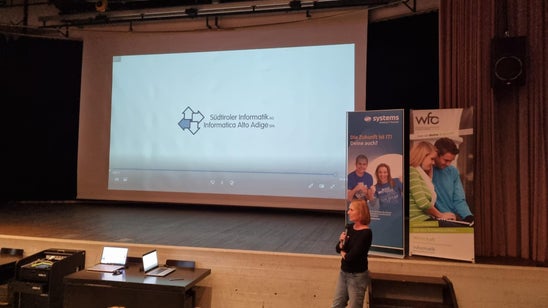 Head of Corporate Organization, Karin Zingerle, während der Präsentation der SIAG 