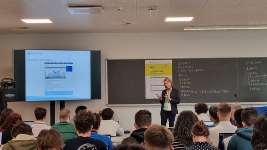 Presentazione di SIAG alle studentesse e agli studenti dell'università di Trento durante il pitch aziendale.