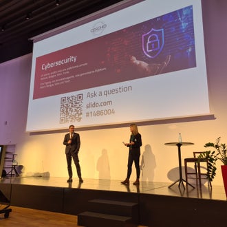 LH Arno Kompatscher auf der Bühne in Bozen mit Moderatorin Claudia Messner. Foto: Siag, 2022