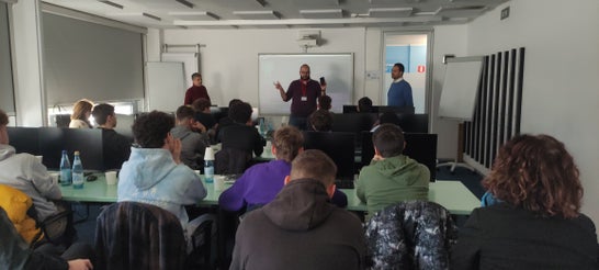 Il team del Security Operation Center durante la simulazione dell'attacco hacker.