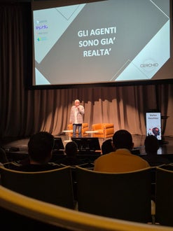 Stefan Gasslitter, der Generaldirektor der Südtiroler Informatik AG während seiner Rede anlässlich der Tagung Digitale Prozesse, Menschen und Geschlechterverhältnis im Zusammenspiel. (Foto: SIAG)