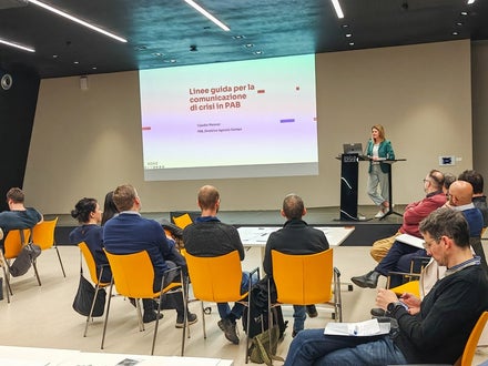 La direttrice dell'Agenzia di stampa e comunicazione della Provincia, Claudia Messner, ha introdotto il tema della comunicazione di crisi. (Foto: USP/Ursula Pirchstaller)