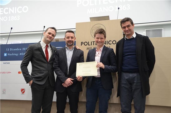 Bei der Diplomübergabe in Mailand: (v.l.) Luca Gastaldi, Direktor des Osservatorio Agenda Digitale, Michele Tais (Landesabteilung IT), RDin Plaseller, Civis-Projektleiter Christian Kerschbaumer. Foto: LPA/Osservatori Digital Innovation
