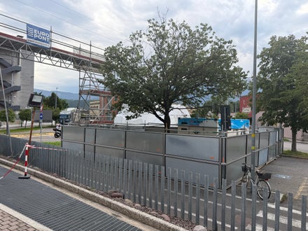 Das neue Notstromaggregat am vorgesehenen Standort beim Data Center in Bozen.
