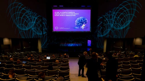 TeilnehmerInnen vor dem Start der Tagung "Artificial Intelligence" im Eurac-Auditorium