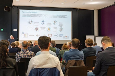 Stefan Gasslitter berichtet als Direktor der Südtiroler Informatik AG (SIAG) über die Aufgabe des neuen lab.ia für die  öffentliche Verwaltung (Foto: LPA/Greta Stuefer)