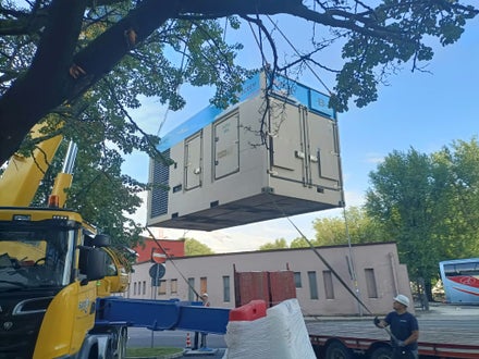 Installazione del secondo gruppo elettrogeno per garantire la continuità dell'alimentazione elettrica del Data Center di Bolzano.