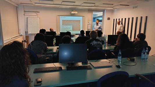 Studentesse e studenti del Liceo Scientifico “Gandhi” di Merano durante la presentazione del Security Operations Center presso SIAG.