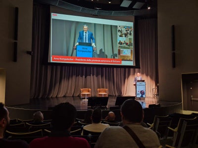 Landeshauptmann Arno Kompatscher begrüßte die Teilnehmerinnen und Teilnehmer bei der Tagung, die der Cerchio ICT am 20. November online und in Präsenz abgehalten hat. (Foto: SIAG)