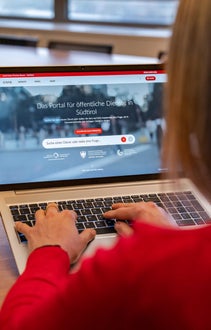 Das Web-Portal myCIVIS wurde rundum erneuert, arbeitet jetzt ki-unterstützt und verfügt über zahlreiche Kontaktmöglichkeiten, die Bürger und Bürgerin nutzen können. (Foto: LPA/Greta Stuefer)