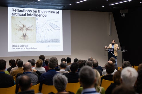 Il Prof. Marco Montali dell'Uni BZ durante la sua keynote speech sull'Intelligenza Artificiale