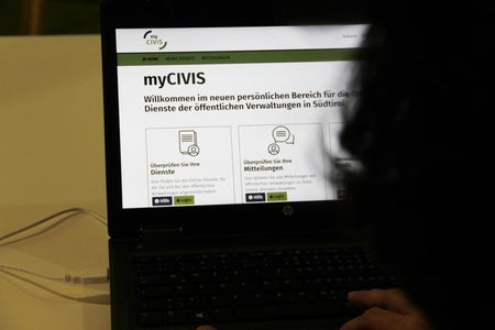 Das Bürgerportal myCIVIS wird überarbeitet und mit modernen Technologien, zum Beispiel ki-gestützten Chat-Bots, ausgestattet. Die Südtiroler Informatik AG wurde am 19. Dezember mit der technischen Umsetzung des entsprechenden Projekts beauftragt. (Foto: LPA/pir)