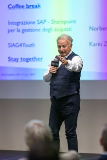 SIAG-Präsident Oscal de Iorio begrüßt alle SIAG Mitarbeitenden