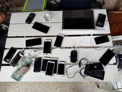 Gesammelte Handys bei der SIAG-Initiative in der Villa Freischütz – Nachhaltigkeit und digitale Sicherheit im Mittelpunkt.