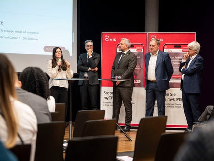 Francesca Visconti (im Bild ganz links), präsentierte, stellvertretend für das Team des Leitprojekts Simply Digital, das neue Web-Portal und ging auf ein noch personalisierteres myCIVIS-Erlebnis ein, das möglich ist, wenn sich der Besucher einloggt. (Foto: LPA/Fabio Brucculeri)