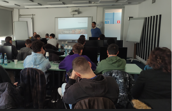 Collaboratore SIAG del Security Operation Center durante la simulazione di un attacco hacker