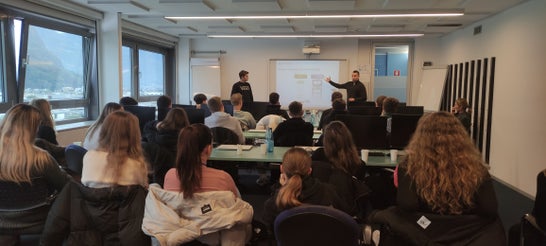 Ein SIAG-Mitarbeitender bei einer Fallbeispielvorstellung