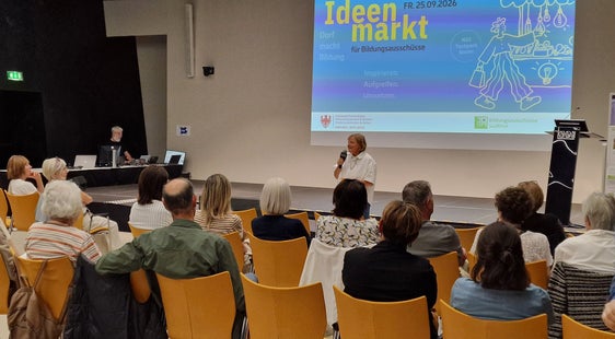 Ulrike Spitaler vom Amt für Weiterbildung und Sprachen referierte bei der Eröffnung des Ideenmarkts im Noi Techpark in Bozen. (Foto: LPA/Amt für Weiterbildung und Sprachen)