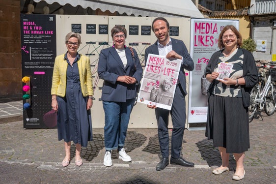 Stellten am 27. April die Aktionstage Politische Bildung 2026 vor: (v.l.) VHS-Präsidentin Angelika Mayr Fischnaller, die Präsidentin des Landesbeirates für das Kommunikationswesen Judith Gögele, Landesrat Philipp Achammer und Anika Michelon, Direktorin des Amtes für Weiterbildung und Sprachen. (Foto: LPA/Greta Stuefer)